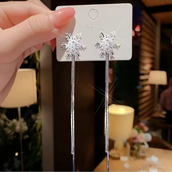 🌼 Snowflake Stud Tassel Earrings Silver Tone - Picture 3 of 4
